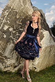  dresscoded.com Dirndl-Shooting im Hotel Jungbrunn in Tirol  ©Fotos: Copyright G. Nitschke/Brauer Photos für dresscoded.com